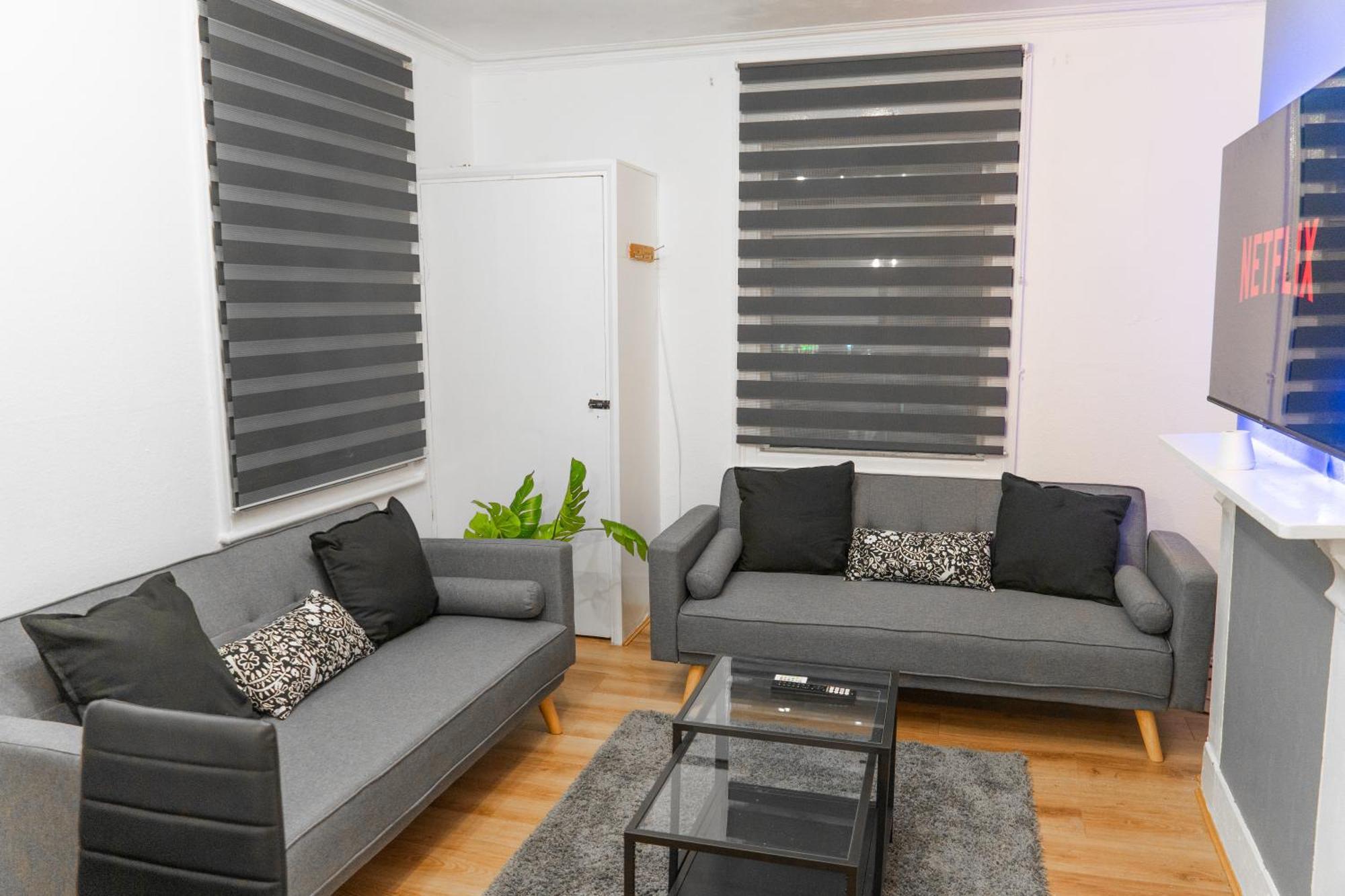 Spacious House - Centre - Perfect For Contractors & Families - 3 Bed House - Pool Table & Parking! Holiday home